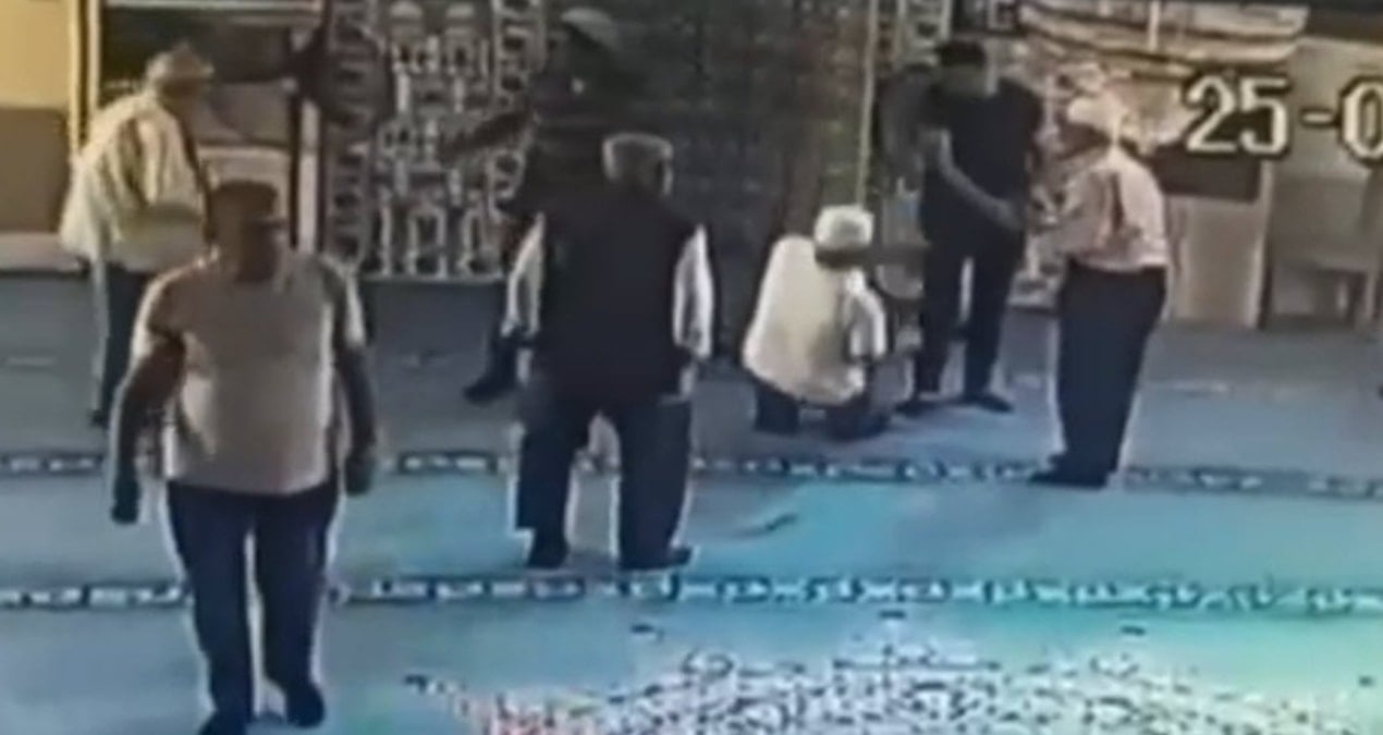 namaz sonrasi fenalasti hastaneye kaldirildi o anlar kamerada zMnOcinq