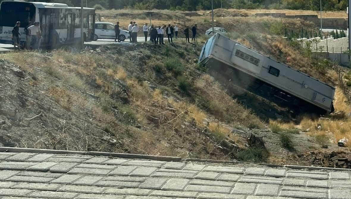 park halindeki otobus sarampole yuvarlandi Ts3AmMWY