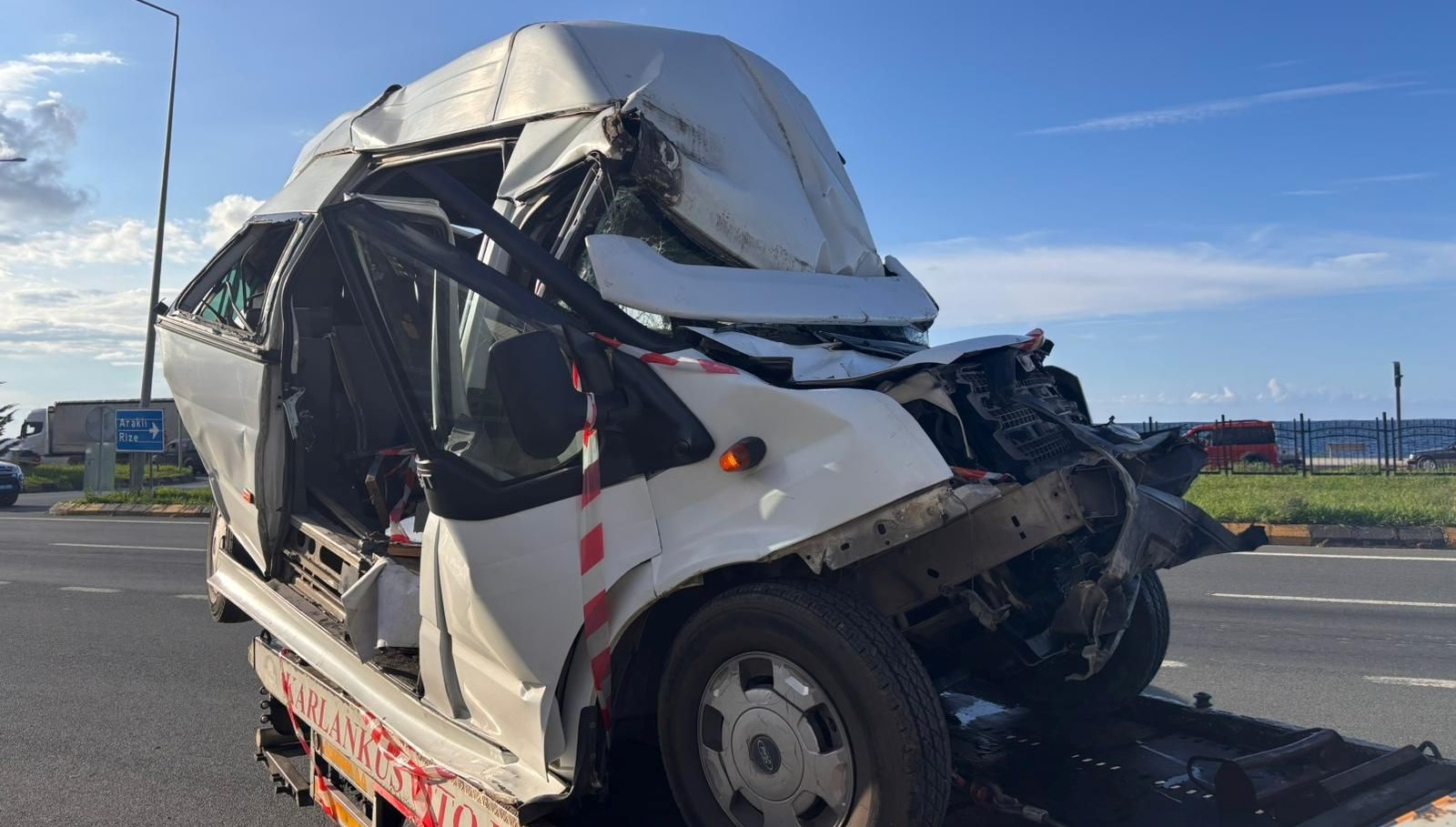 trafik isiklarinda bekleyen minibuse tir carpti 15 yarali 3eU4BccH