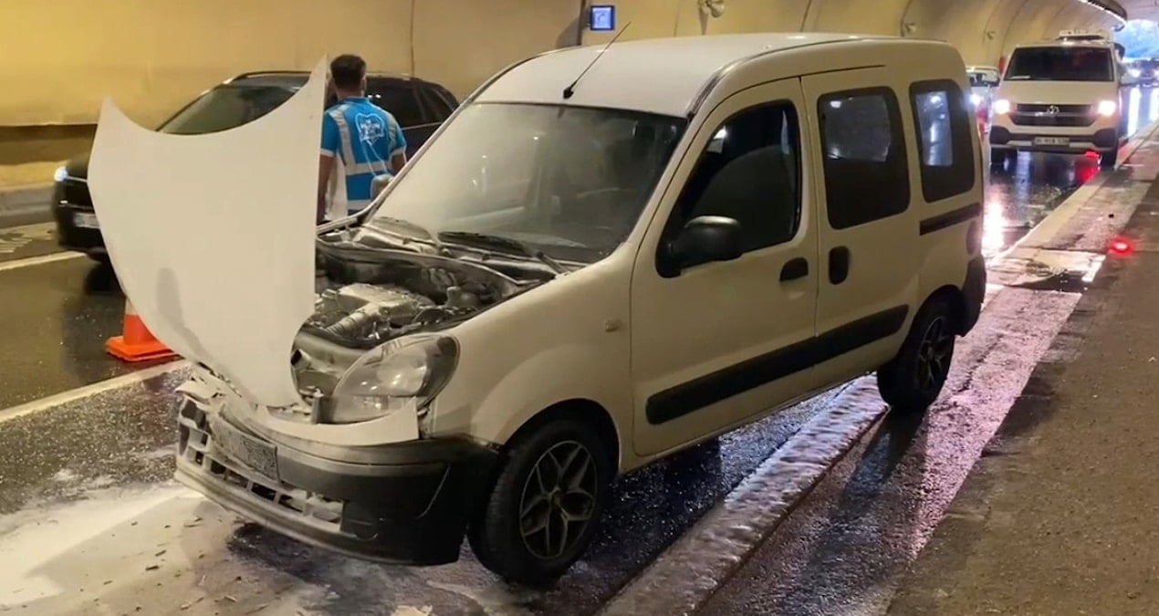 uskudarda zincirleme kaza bir otomobil yandi aCMHCz98