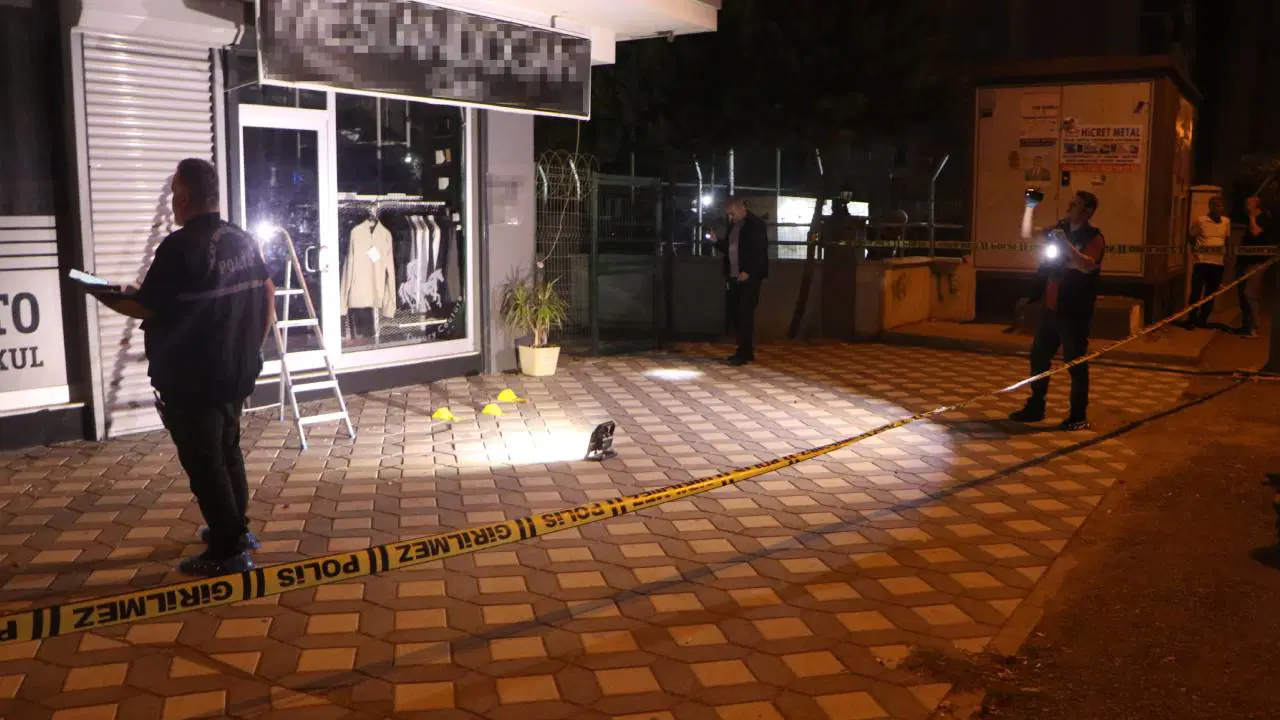 adanada korku dolu anlar giyim magazasina eyp atildi OhrzwPIV.jpg