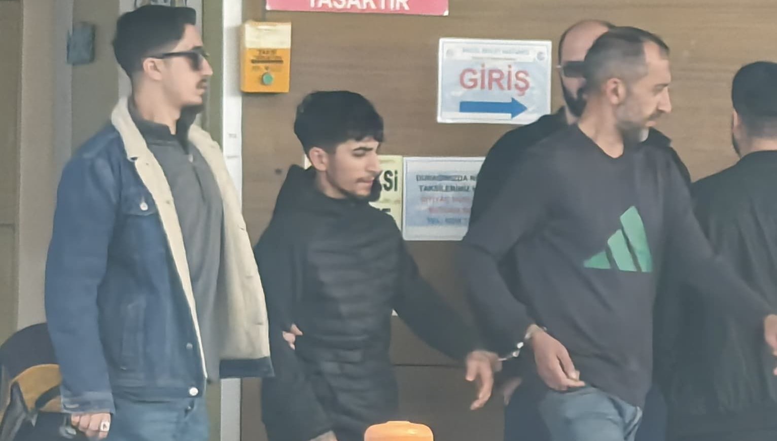 bursada uyusturucuoperasyonu 2 gozalti Pznvmt7f.jpg