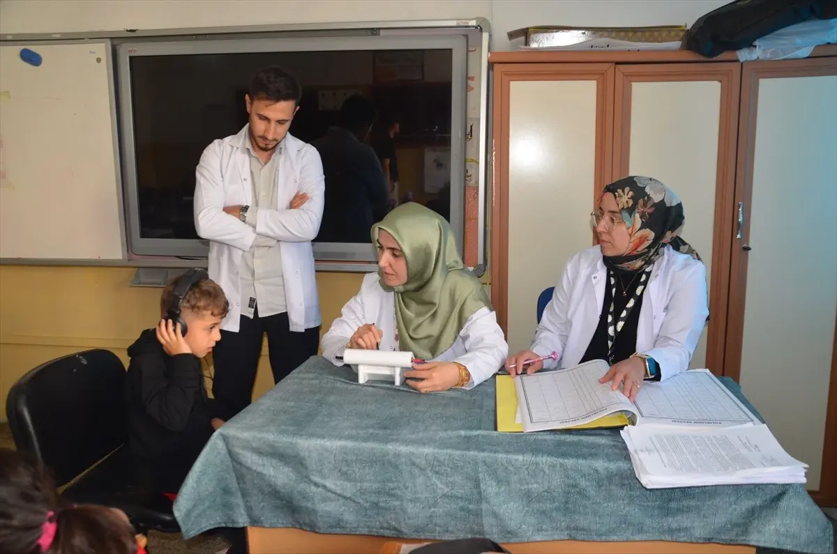 musta ogrencilere isitme testi uygulaniyor sW7cG8Hs.jpg