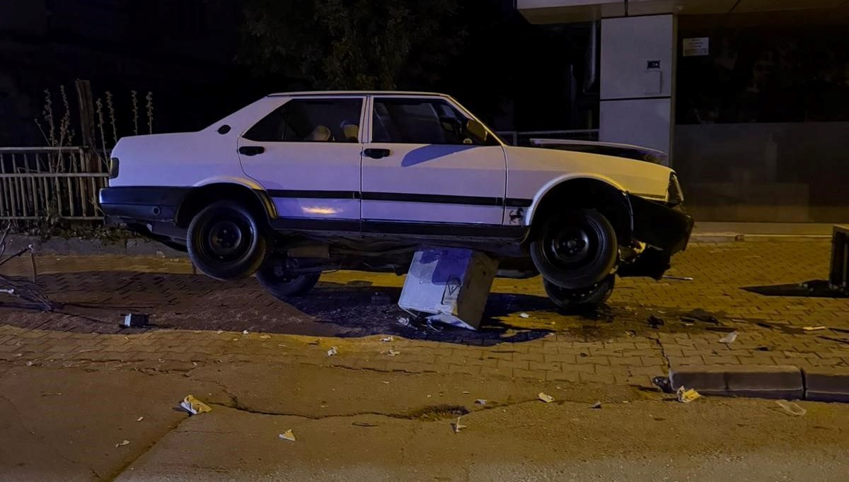 nigdede otomobil trafoya cikti iBe7iHOA.jpg