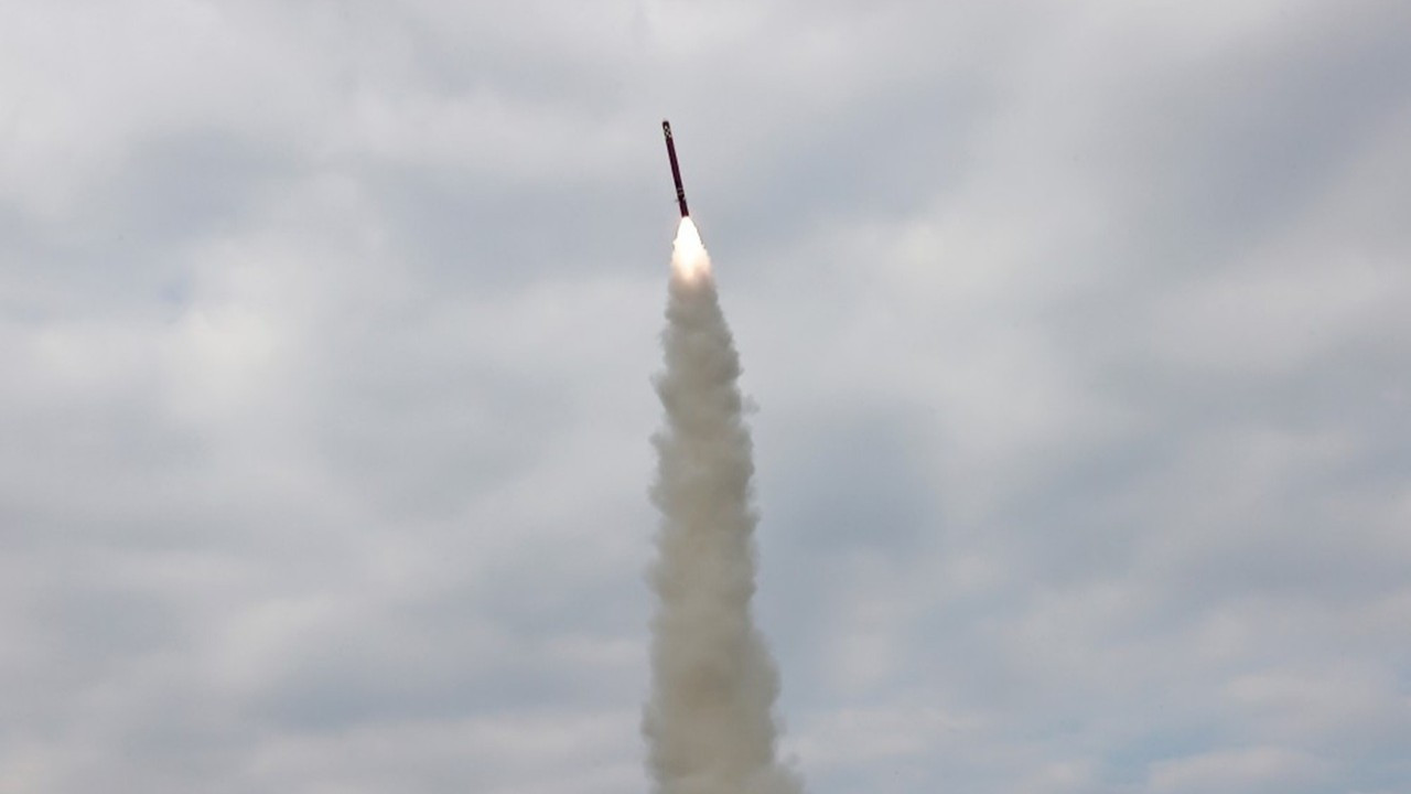 trump guney koreye giderken kuzey koreden fuze denemesi zIWUe8Uf.jpg